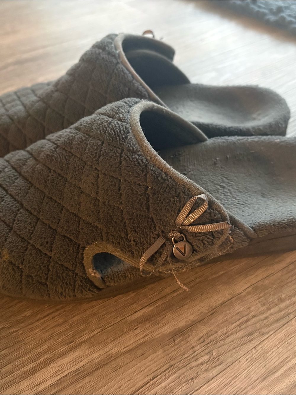 Vionic gray quilted slippers in women’s size 8 with built in arch support